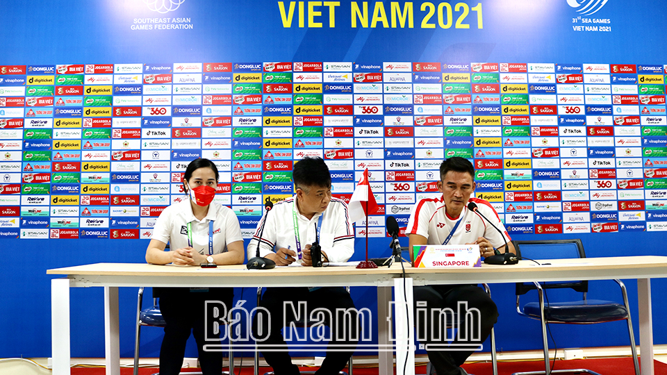 HLV trưởng U23 Singapore Nazri Nair phát biểu tại cuộc họp báo sau trận đấu.