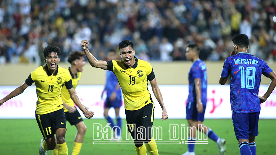  Các cầu thủ U23 Malaysia ăn mừng bàn thắng.