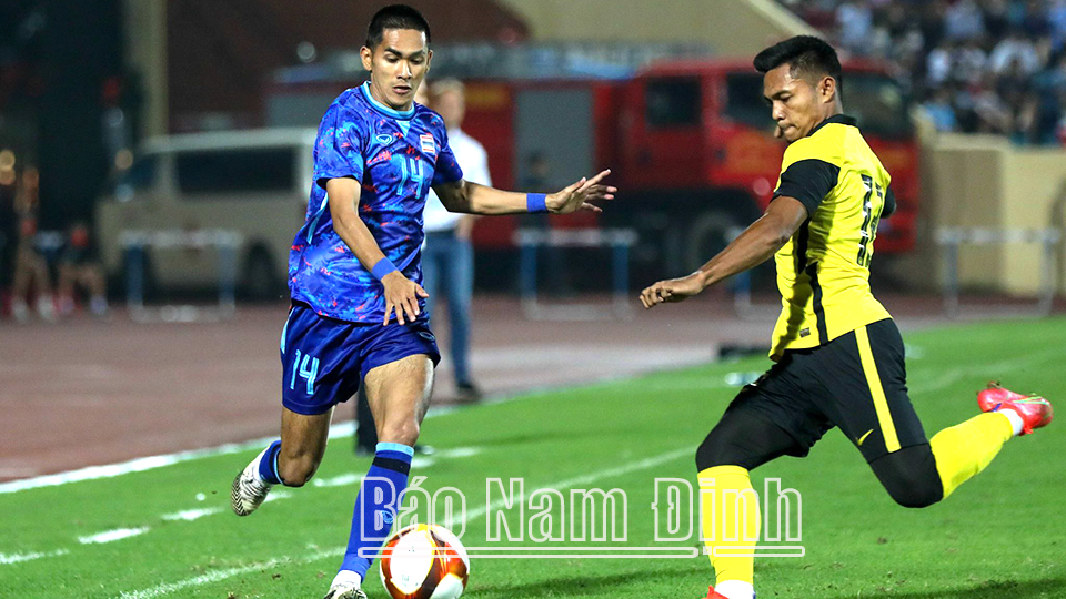 Tình huống tranh chấp giữa các cầu thủ U23 Thái Lan và Malaysia.