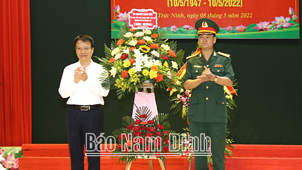 Đồng chí Nguyễn Mạnh Hiền, Ủy viên Ban TVTU, Chủ nhiệm Ủy ban Kiểm tra Tỉnh ủy tặng lẵng hoa tươi thắm chúc mừng LLVT huyện.