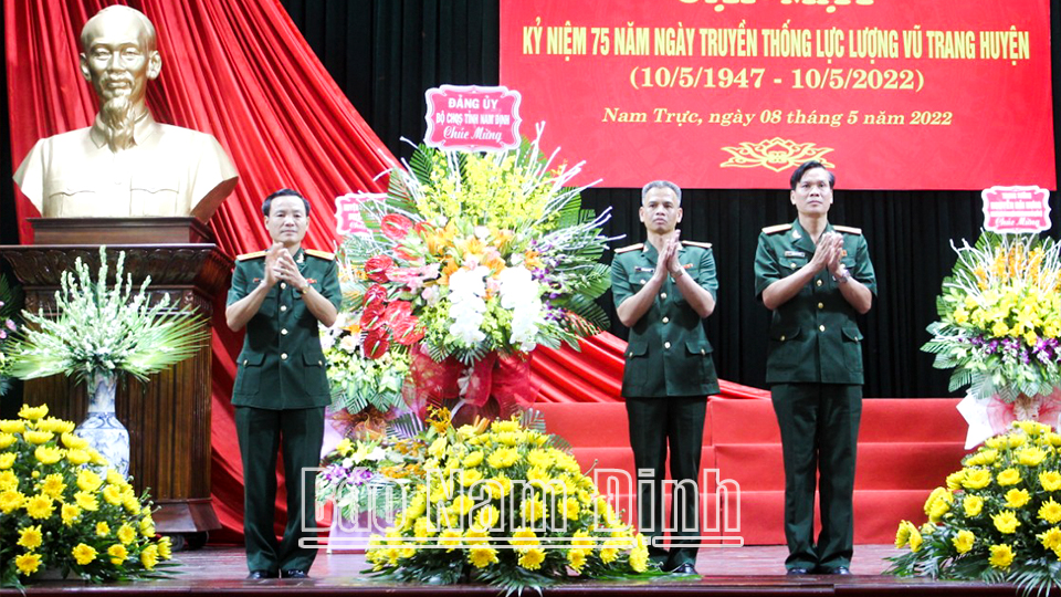 Đại tá Lương Văn Kiểm, Ủy viên Ban TVTU, Chỉ huy trưởng Bộ CHQS tỉnh tặng hoa chúc mừng LLVT huyện Nam Trực.
