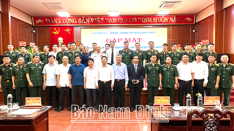 Các đồng chí lãnh đạo tỉnh và huyện Giao Thủy chụp ảnh lưu niệm cùng các tướng lĩnh, cán bộ cao cấp trong Quân đội là người con quê hương.