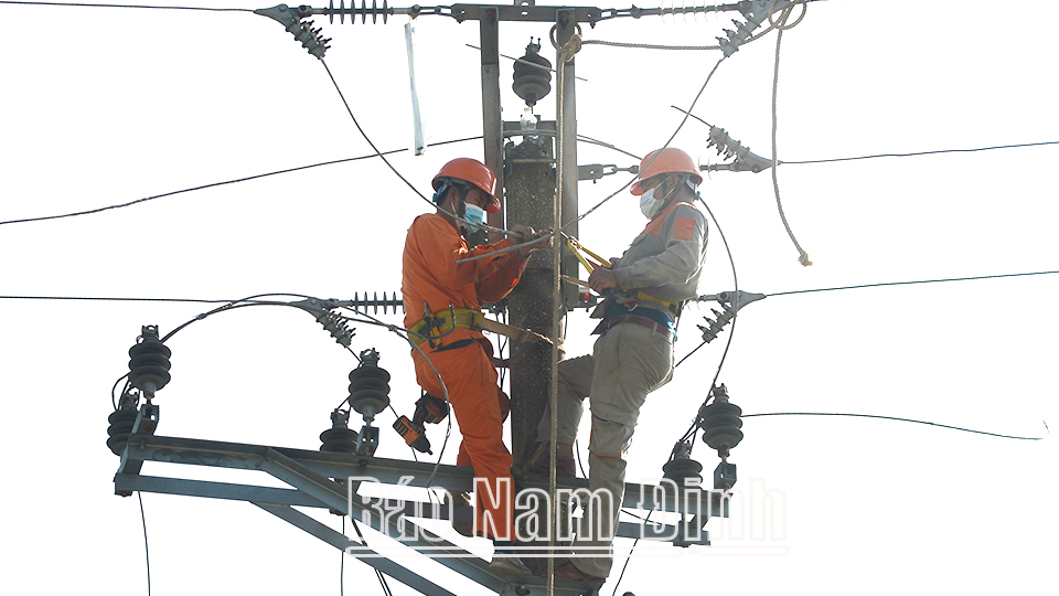 Sửa chữa hệ thống điện nông thôn trong mùa nắng nóng tại xã Quang Trung, huyện Vụ Bản (ảnh 1); Điện lực thành phố Nam Định kiểm tra việc sử dụng tiết kiệm điện tại Công ty VICO, Cụm công nghiệp An Xá, thành phố Nam Định (ảnh 2).