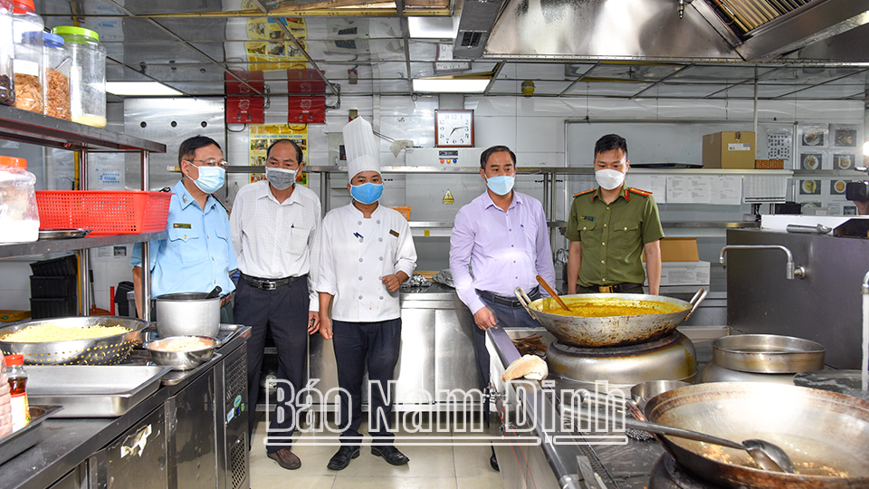 Đoàn kiểm tra liên ngành an toàn vệ sinh thực phẩm tỉnh kiểm tra quy trình nấu ăn tại bếp ăn của Khách sạn Nam Cường (thành phố Nam Định).