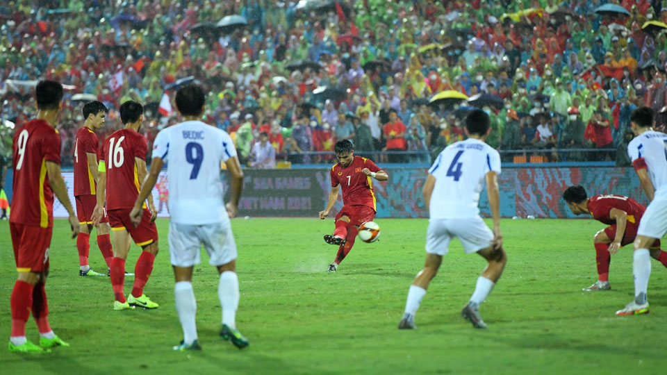 Mặc dù tấn công nhiều, nhưng U23 Việt Nam đã không thể cụ thể hóa các cơ hội trước chiến thuật phòng ngự số đông của các cầu thủ U23 Philippines. (Ảnh: THÀNH ĐẠT)