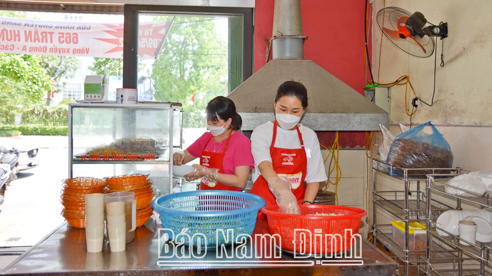 Hàng ăn tại thành phố Nam Định thực hiện tốt các quy định về an toàn vệ sinh thực phẩm.