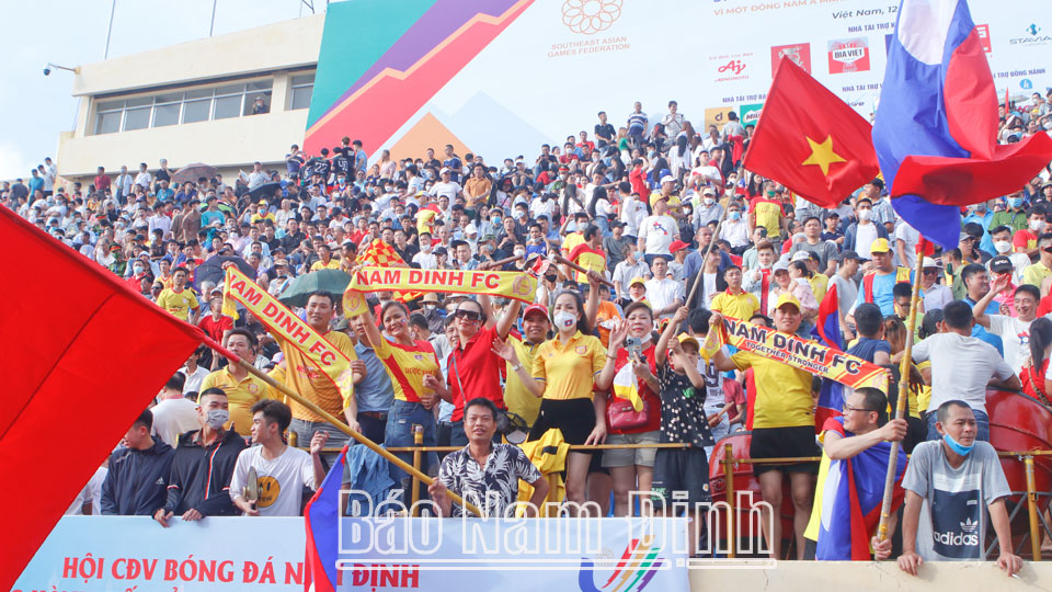 Gần 30 nghìn khán giả đến cổ vũ cho các đội bóng đá Nam (bảng B) tại Sân vận động Thiên Trường ngày 7-5.  Ảnh: Việt Thắng