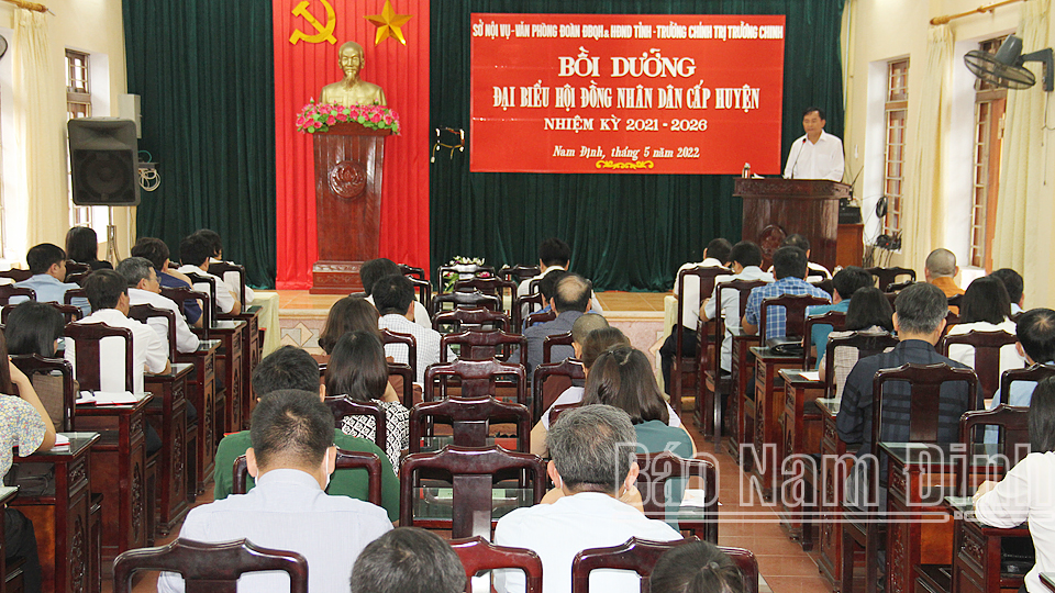 Đồng chí Nguyễn Phùng Hoan, Ủy viên Ban TVTU, Phó Chủ tịch Thường trực HĐND tỉnh phát biểu chỉ đạo tại lớp bồi dưỡng.