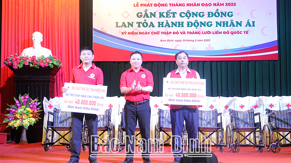 Lãnh đạo Trung ương Hội CTĐ Việt Nam trao biển hỗ trợ kinh phí xây nhà CTĐ cho đại diện Hội CTĐ huyện Mỹ Lộc và Trực Ninh.