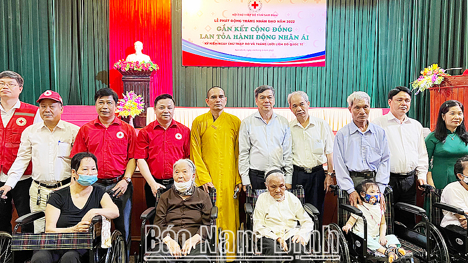 Các đồng chí lãnh đạo tỉnh, Trung ương Hội CTĐ Việt Nam tặng xe lăn cho người khuyết tật có hoàn cảnh khó khăn trong tỉnh.