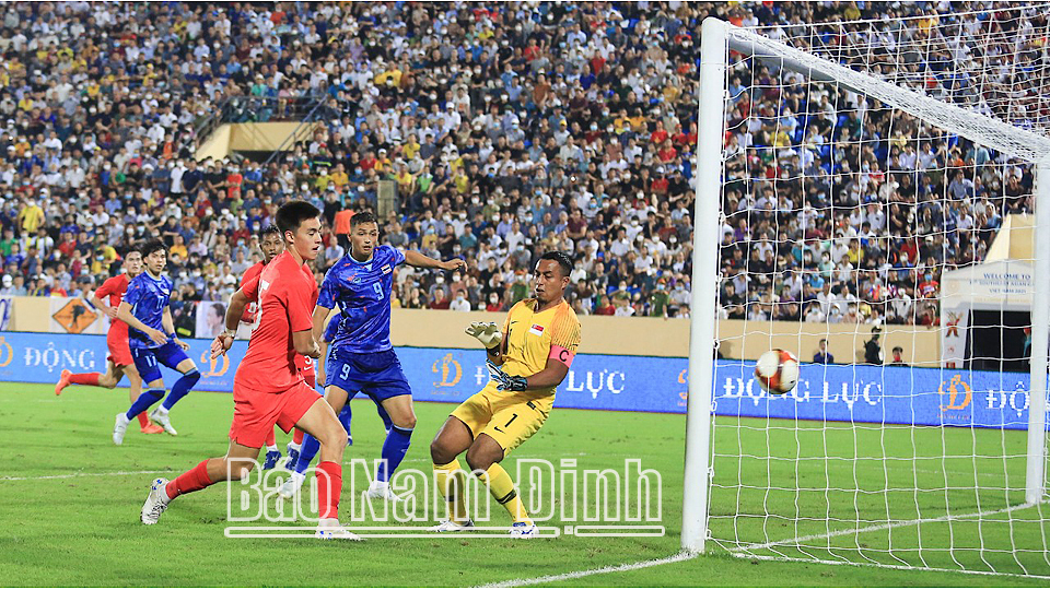 Tình huống cầu thủ U23 Singapore đá phản lưới nhà.