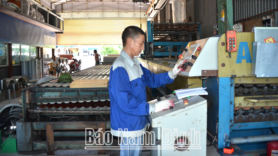Vận hành máy cắt tấm tôn thép tại Công ty TNHH một thành viên Sản xuất và Thương mại Đệ Hương (thị trấn Xuân Trường).