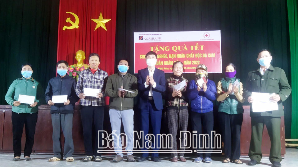 Hội Chữ thập đỏ huyện Nghĩa Hưng phối hợp với Ngân hàng Agribank tặng quà cho người nghèo, nạn nhân chất độc da cam trong huyện nhân dịp Xuân Nhâm Dần 2022.
