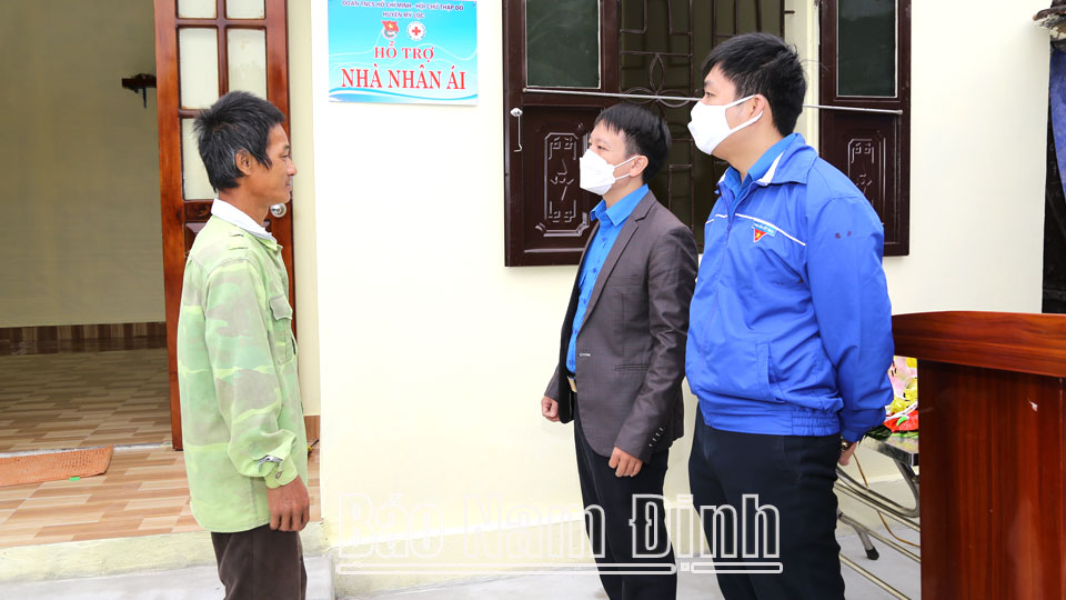 Đoàn Thanh niên huyện Mỹ Lộc thăm hỏi, động viên gia đình anh Lê Quang Bảy, thôn Lang Xá, xã Mỹ Tiến (Mỹ Lộc) được hỗ trợ xây Nhà nhân ái.