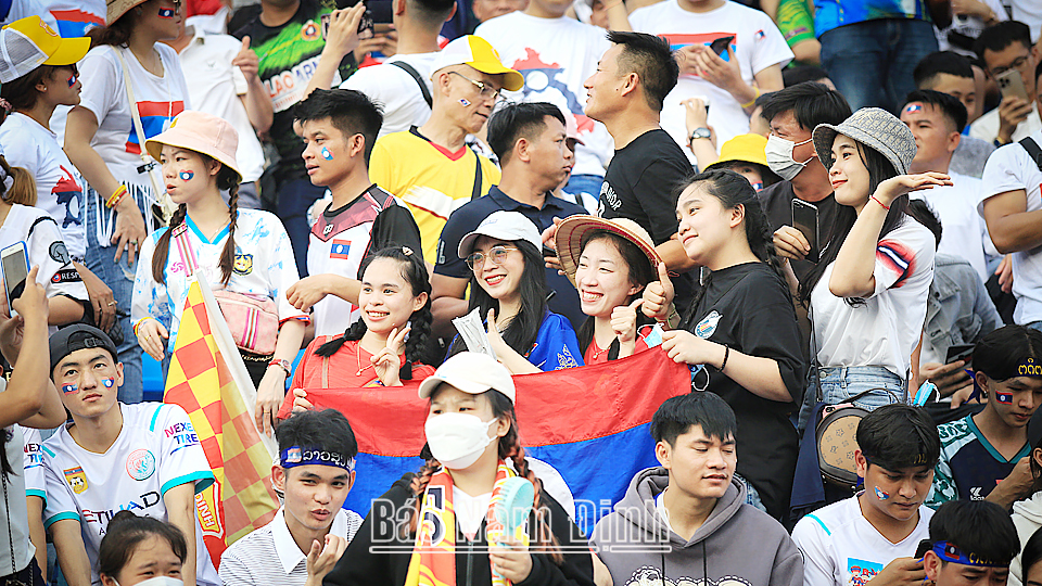 Các cổ động viên đội tuyển bóng đá U23 Thái Lan cổ vũ cho đội nhà Ảnh: Viết Dư