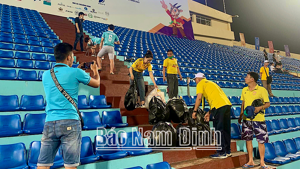Cổ động viên bóng đá Nam Định nhặt rác sau trận đấu giữa U23 Thái Lan và U23 Singapore. Ảnh: Hội CĐV bóng đá Nam Định