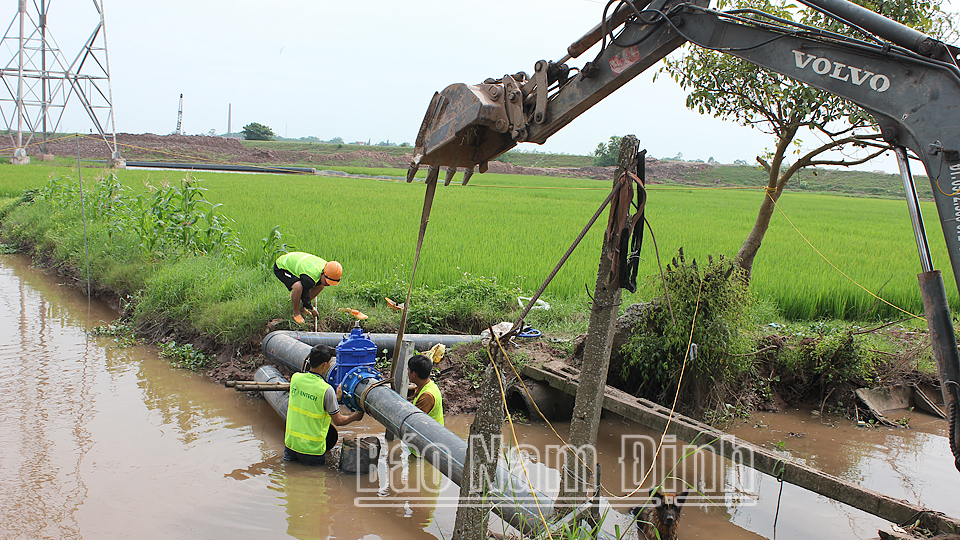 Đấu nối đường ống dẫn nước tạm vào đường ống hiện hữu của Công ty TNHH Mai Thanh tại vị trí thuộc xóm 12, xã Nghĩa Sơn (Nghĩa Hưng).