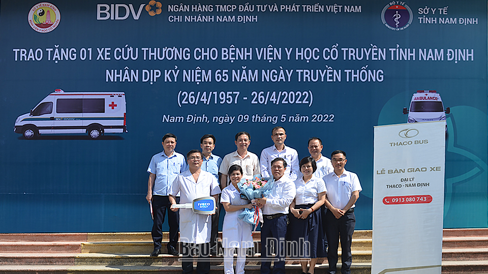 Đại diện lãnh đạo BIDV Chi nhánh tỉnh Nam Định trao tặng xe cứu thương cho Bệnh viện Y học cổ truyền tỉnh.