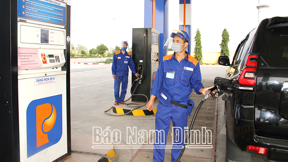 Cửa hàng xăng dầu Petrolimex trên Đại lộ Thiên Trường, thị trấn Mỹ Lộc (Mỹ Lộc).