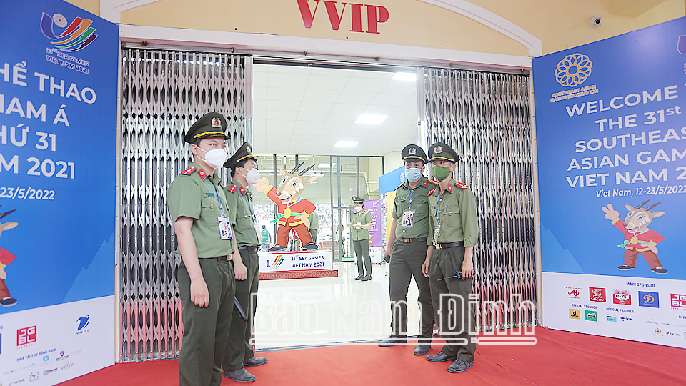 Lực lượng an ninh kiểm soát vé ra vào cửa khán Đài A, Sân vận động Thiên Trường.