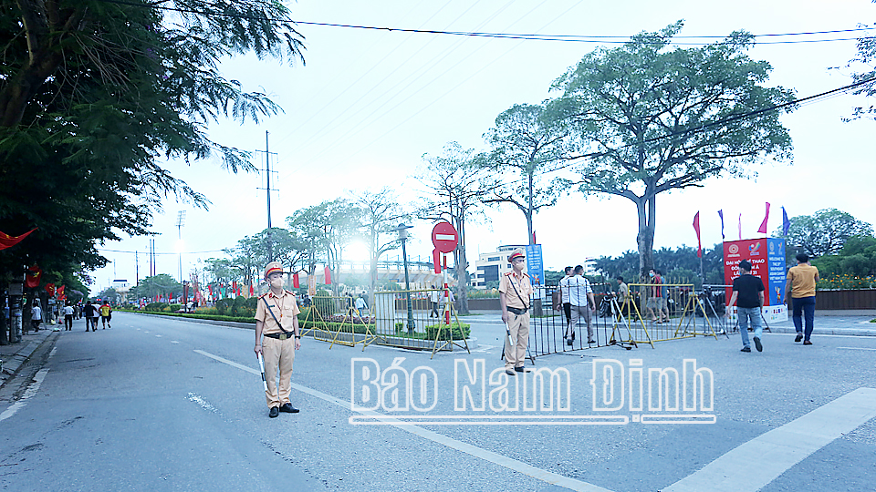Lực lượng cảnh sát thực hiện nhiệm vụ phân luồng giao thông tại Sân vận động Thiên Trường.