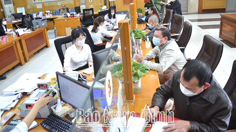 Giao dịch tại Ngân hàng Nông nghiệp và Phát triển nông thôn Việt Nam Chi nhánh tỉnh Nam Định.