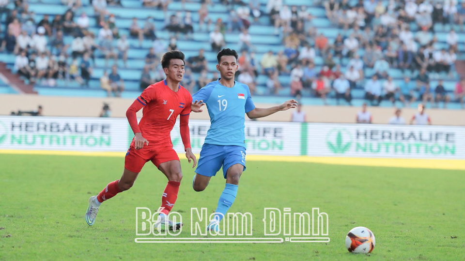 Pha truy cản của cầu thủ U23 Singapore với cầu thủ U23 Campuchia. Ảnh: Viết Dư