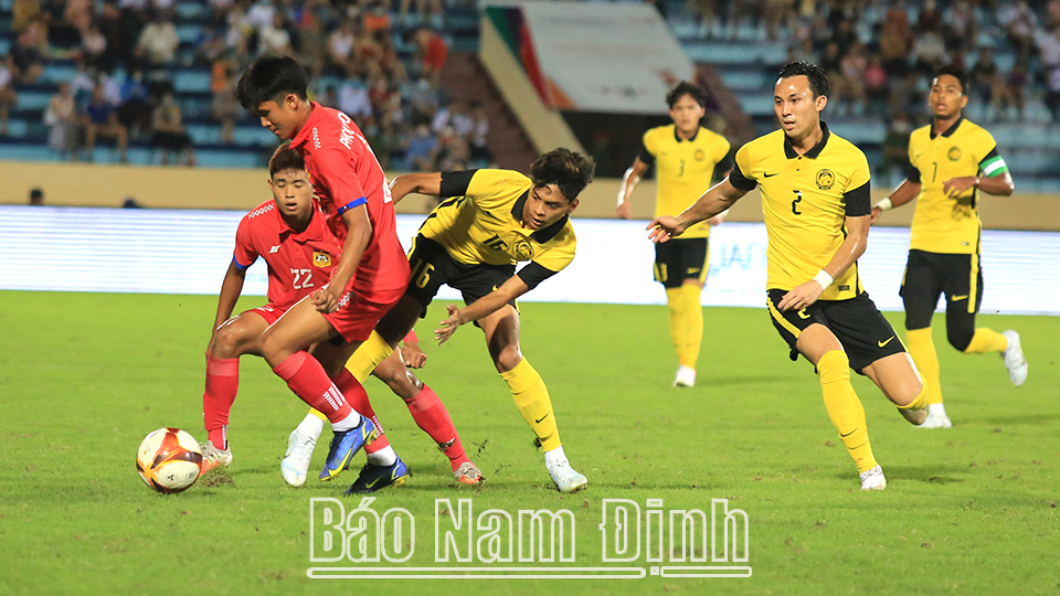 Cầu thủ U23 Lào trước vòng vây của các cầu thủ U23 Malaysia