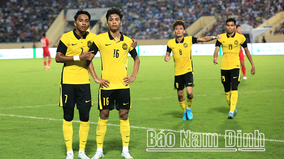 Các cầu thủ U23 Malaysia ăn mừng bàn thắng.