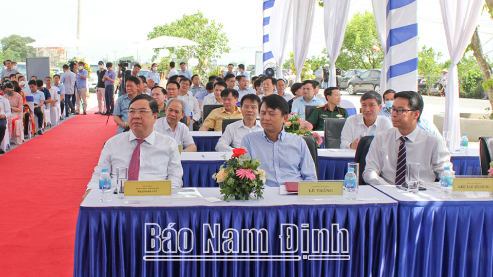 Đồng chí Phạm Gia Túc, Ủy viên BCH Trung ương Đảng, Bí thư Tỉnh ủy dự lễ triển khai thi công xây dựng cầu Bến Mới.