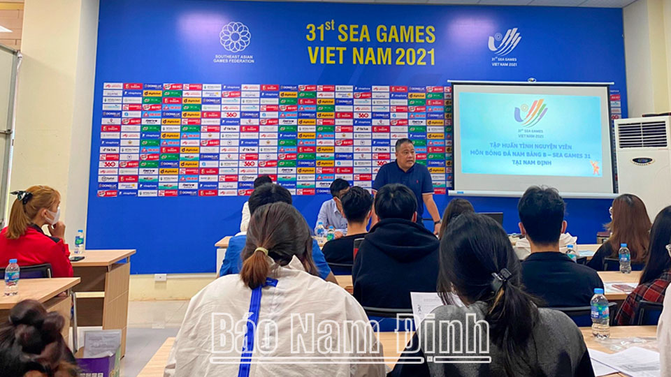 Tập huấn cho các tình nguyện viên tham gia phục vụ môn bóng đá nam bảng B – SEA Games 31 tại Nam Định.