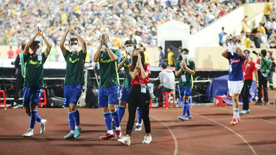Trưởng đoàn U23 Thái Lan cùng các cầu thủ đi bộ xung quanh sân để cảm ơn khán giả.