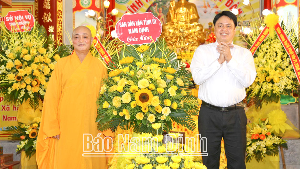 Đồng chí Trần Minh Thắng, Ủy viên Ban TVTU, Trưởng Ban Dân vận Tỉnh ủy tặng hoa chúc mừng Thượng tọa Thích Tâm Vượng, Phó Trưởng Ban Trị sự Giáo hội Phật giáo tỉnh.
