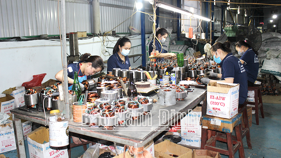 Sản xuất mô tơ điện tại Công ty TNHH Điện cơ Tấn Phát, xã Yên Khang.  Bài và ảnh: Ngọc Ánh