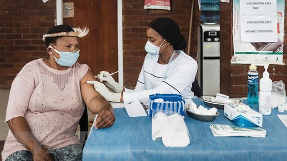 Nhân viên y tế tiêm vắc-xin phòng COVID-19 của hãng Johnson &Johnson cho người dân tại Durban, Nam Phi.  Ảnh: AFP/TTXVN