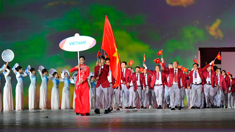 Đoàn thể thao Việt Nam xuất hiện tại Lễ khai mạc SEA Games 31. Nước chủ nhà tham dự đủ 40 môn thi đấu với tổng số 951 vận động viên. Dẫn đầu đoàn là vận động viên bơi Nguyễn Huy Hoàng. Ảnh: Nhân Dân