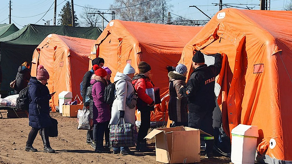 Người tị nạn Ukraine được tiếp nhận vào nơi lánh nạn tại trạm kiểm soát biên giới ở Medyka, Ba Lan, ngày 11/3/2022. (Ảnh: REUTERS)