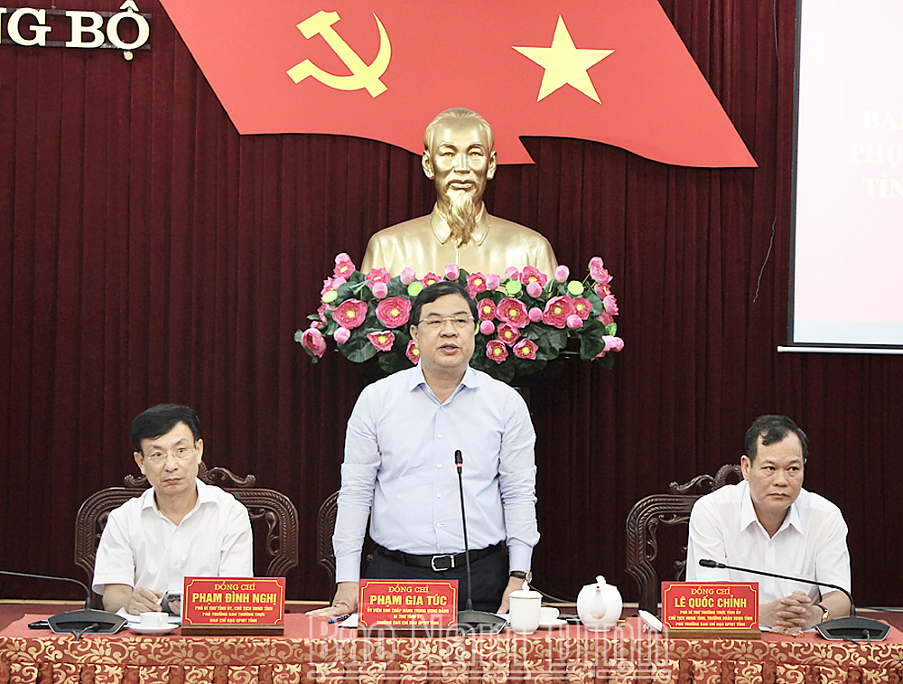 Đồng chí Phạm Gia Túc, Ủy viên BCH Trung ương Đảng, Bí thư Tỉnh ủy, Trưởng Ban Chỉ đạo giải phóng mặt bằng tỉnh phát biểu ý kiến chỉ đạo hội nghị.