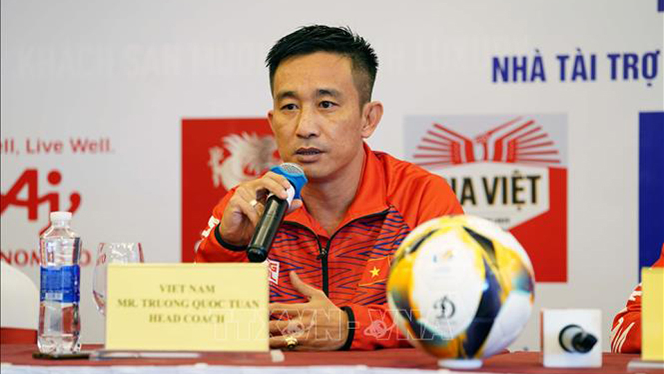 Huấn luyện viên trưởng Trương Minh Tuấn của tuyển Futsal nữ Việt Nam trả lời câu hỏi tại buổi họp báo. 