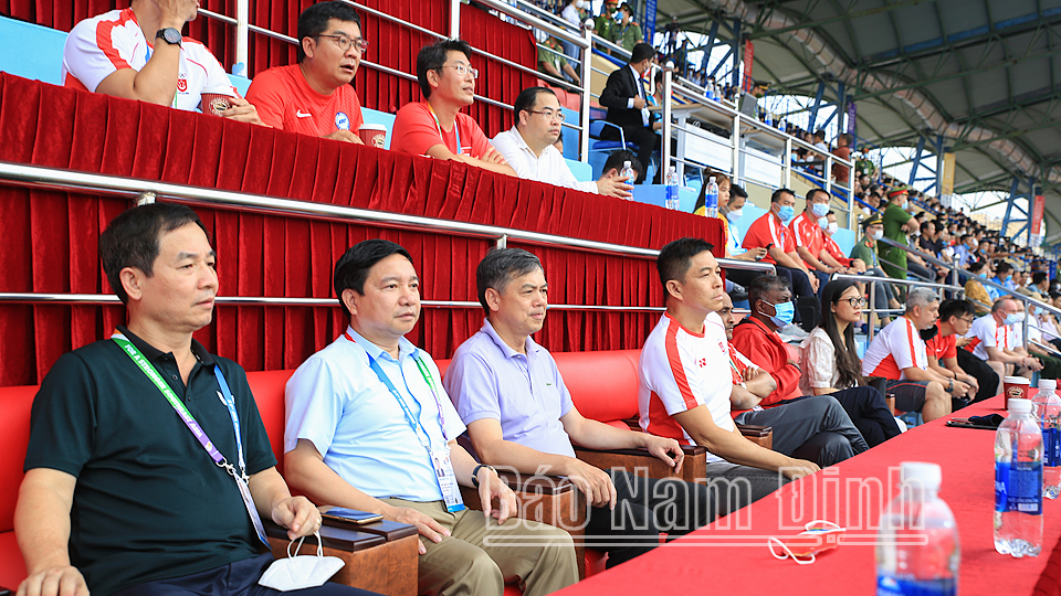 Chủ tịch Quốc hội Singapore Tan Chuan-Jin; đồng chí Trần Lê Đoài, TUV, Phó Chủ tịch UBND tỉnh dự khán, theo dõi trận đấu. 