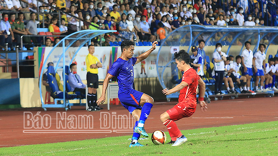 Pha tranh chấp bóng giữa 2 cầu thủ U23 Thái Lan và U23 Campuchia. Ảnh: Viết Dư