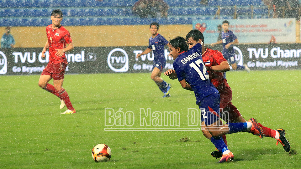 Cơn mưa không làm giảm nhiệt trận đấu giữa U23 Thái Lan và U23 Campuchia. Ảnh: Viết Dư