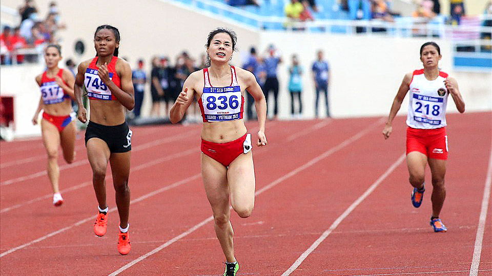 VĐV Nguyễn Thị Huyền (số áo 836) nỗ lực về đích trên đường chạy 400m.  Ảnh: PV