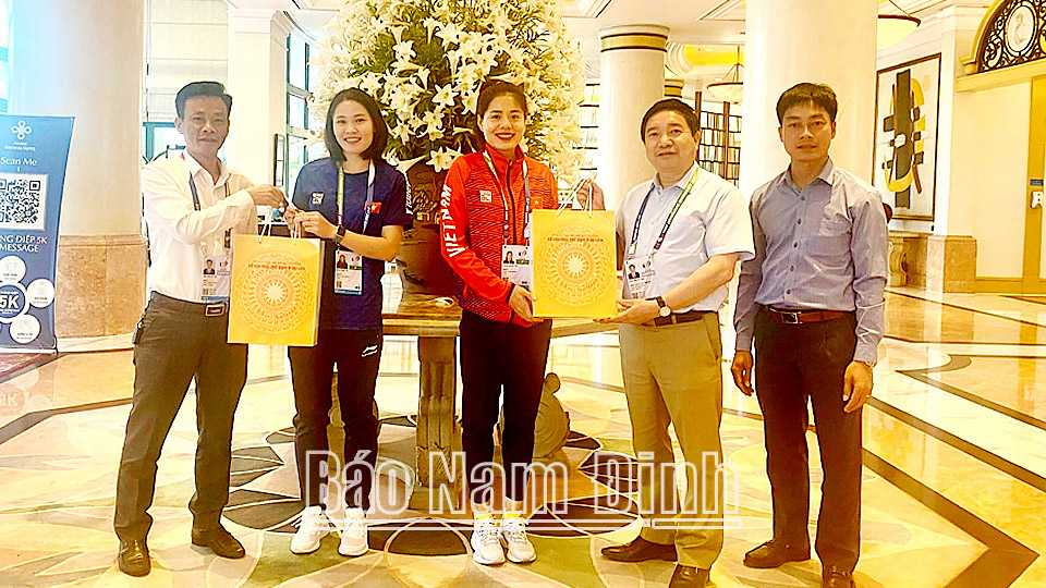 Lãnh đạo Sở VH, TT và DL động viên 2 VĐV điền kinh Nam Định là Nguyễn Thị Huyền và Đinh Thị Bích tham dự SEA Games 31 Ảnh: Khánh Dũng