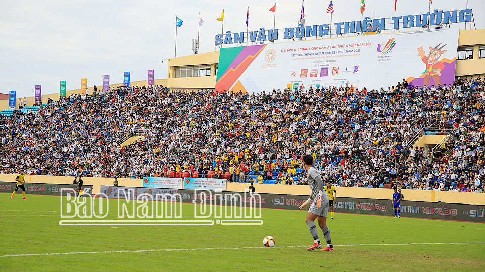 Khán giả cổ vũ nhiệt tình trong trận đấu u23 Malaysia và u23 Campuchia. Ảnh: Viết Dư