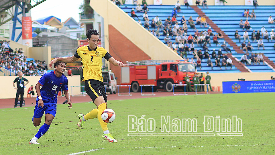 Nỗ lực bám đuổi của cầu thủ U23 Campuchia với cầu thủ U23 Malaysia. Ảnh: Viết Dư