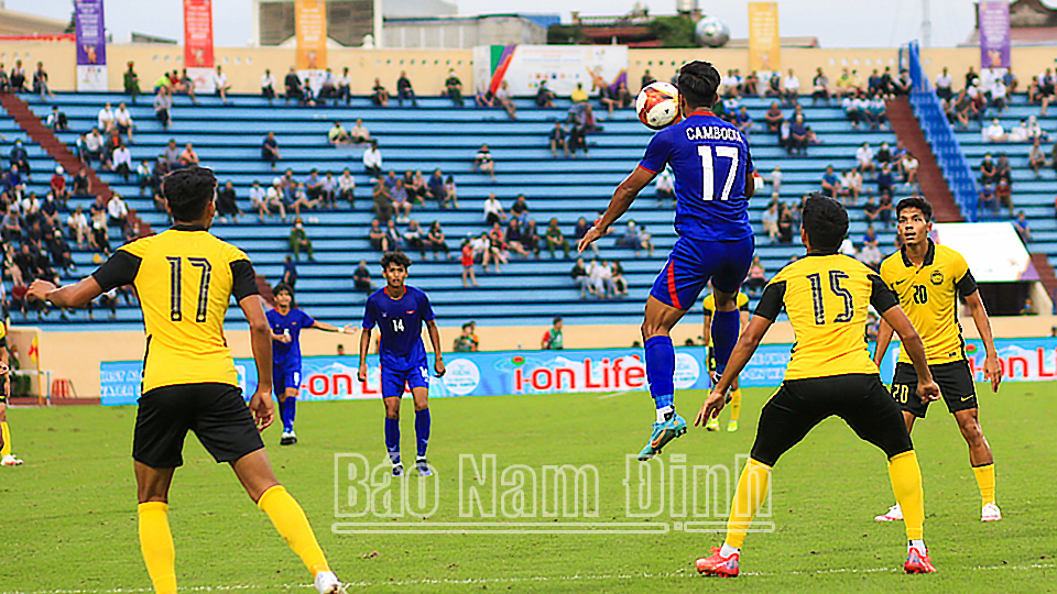 Nỗ lực tranh bóng của cầu thủ U23 Campuchia.  Ảnh: Viết Dư