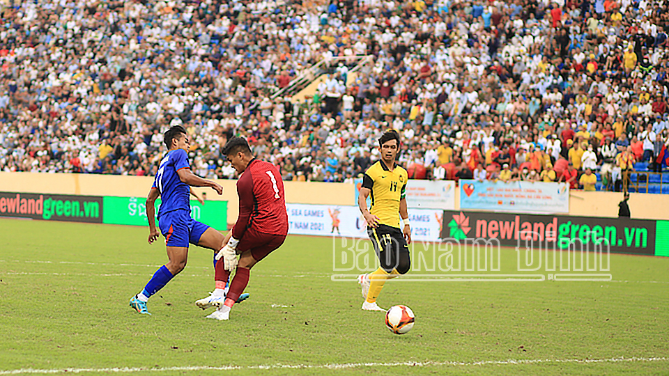 Cầu thủ U23 Campuchia đưa bóng vào lưới trong pha đối mặt với thủ môn U23 Malaysia