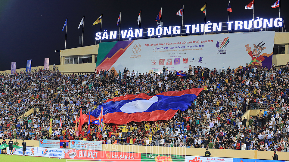 Quốc kỳ Lào trên sân vận động Thiên Trường. Ảnh: Viết Dư