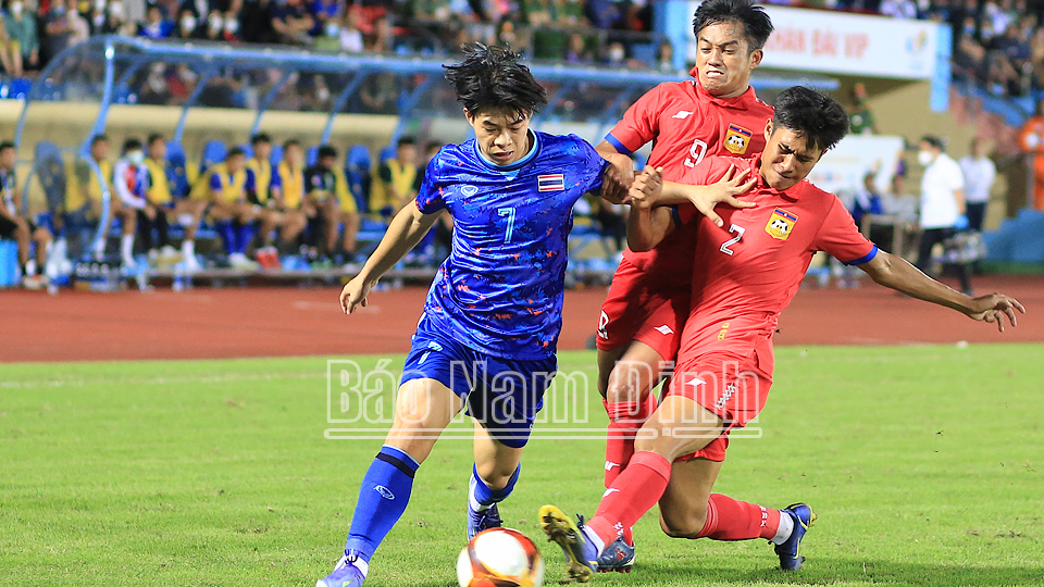 2 cầu thủ U23 Lào nỗ lực tranh bóng trong chân đối thủ. Ảnh: Viết Dư